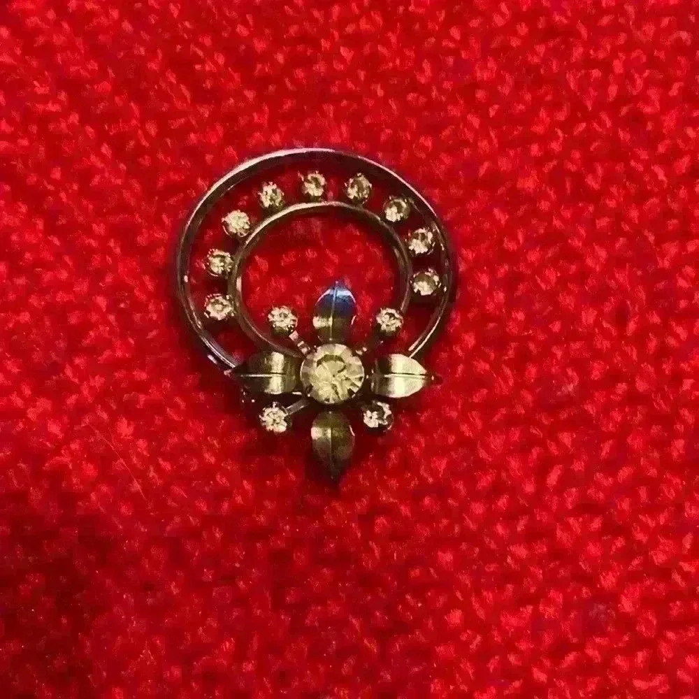 Vintage broach gold tone diamond look stones 40’s